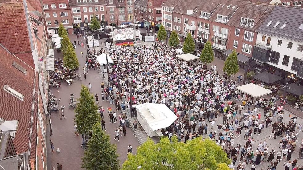 So sah das Public Viewing in Emden aus der Vogelperspektive aus. Foto: J. Müller