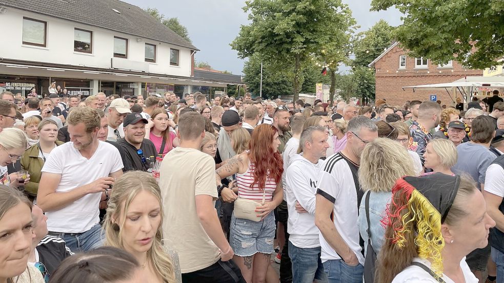 Auf dem Bottermarkt in Ihrhove fand zum Achtelfinalspiel der deutschen Nationalelf ebenfalls ein Public Viewing statt – das offensichtlich gut besucht war. Foto: Ammermann