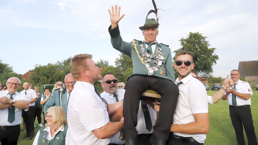 Der neue König der Schützengilde Barßel, Heinz Felgenhauer, lässt sich feiern. Foto: Passmann