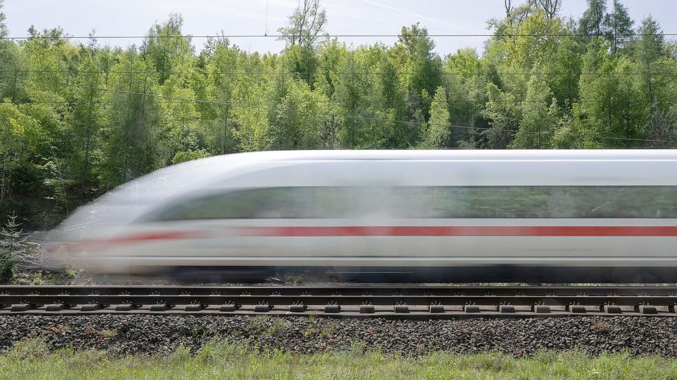 Die Bahn will 2025 nach eigenen Angaben keine Strecken aus dem Fernverkehrsangebot streichen. Foto: Boris Roessler/dpa
