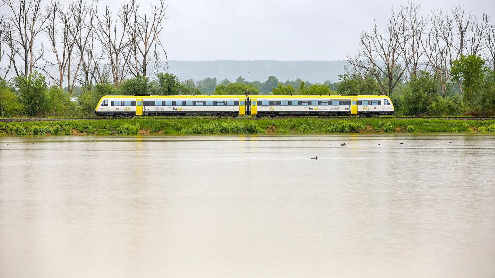 Unwetter haben den Bahnverkehr im Juni stark beeinträchtigt. Foto: Thomas Warnack/dpa