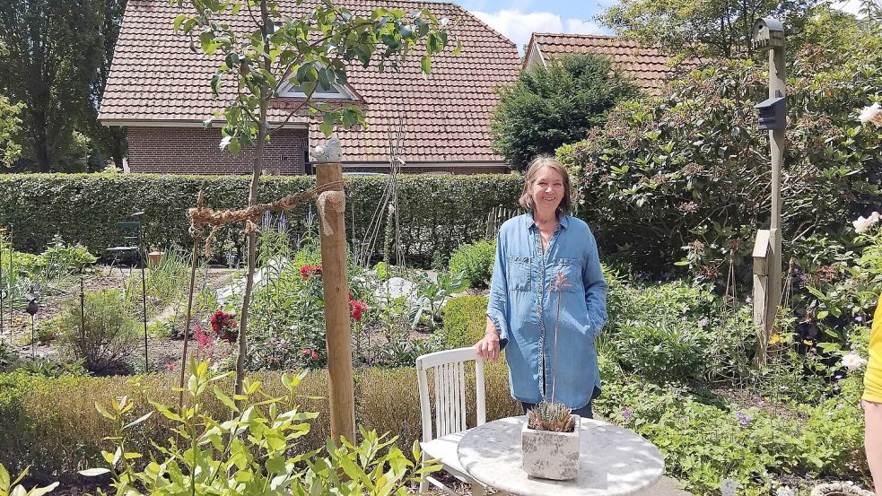 Die gebürtige Backemoorerin Martha Hübner ist von Anfang an mit ihrem Garten beim Veranstaltungsformat „Offene Gärten“ dabei. Foto: Scherzer