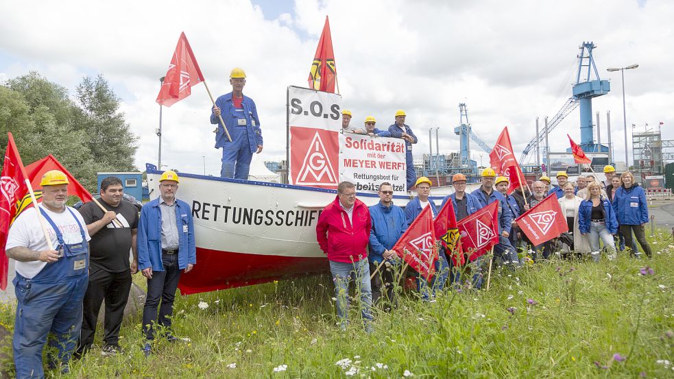 Als Zeichen der Solidarität mit den Mitarbeitern der Meyer-Werft hat die IG Metall das symbolträchtige „Rettungsboot“ nach Papenburg geholt. Foto: Schröer