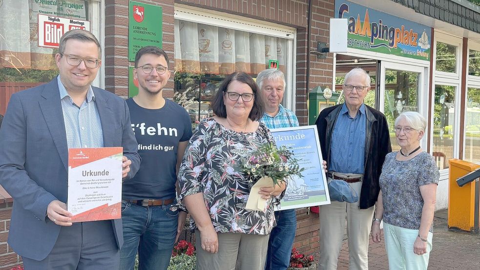 Seit 20 Jahren ist das Betreiber-Ehepaar Rhauderwiek auf dem Campingplatz tätig. Die Gemeinde Barßel und der Vorstand des OVE gratulierten (von links): Bürgermeister Nils Anhuth, Hannes Coners, Elke Rhauderwiek, Heinz Rhauderwiek, Ludwig Junknat und Liane Groothoff. Foto: Kruse