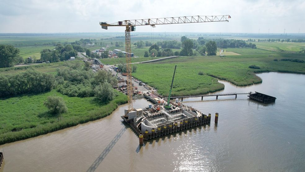 Blick auf den Fortschritt der Betonarbeiten an den Innen- und Außenwänden des Drehpfeilers im Fluss. Foto: DB InfraGO AG