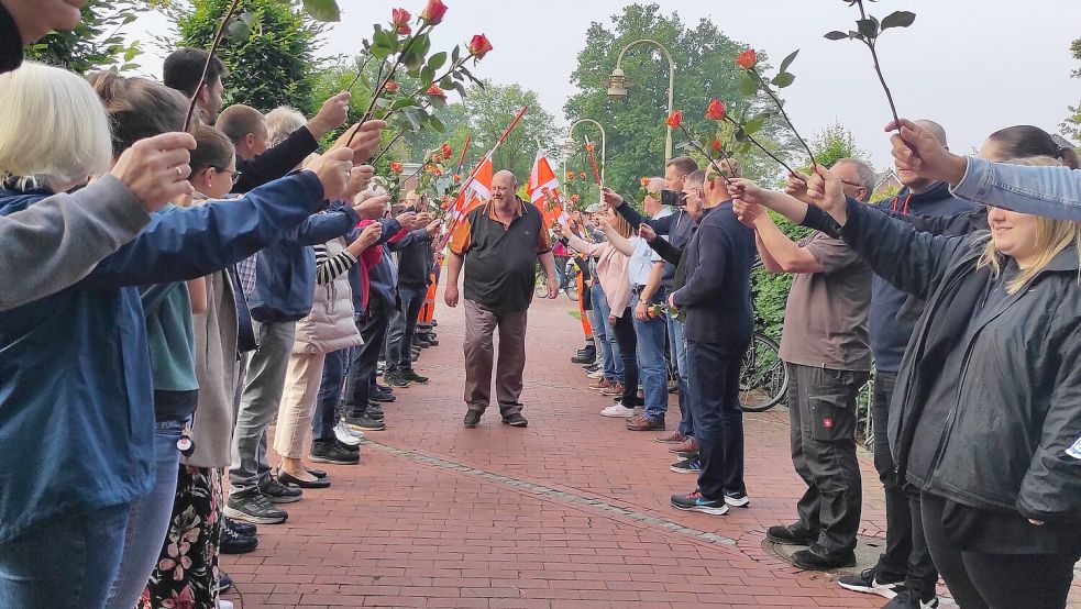 Mit einem Rosenspalier verabschiedeten die Mitarbeiterinnen und Mitarbeiter der Saterländer Gemeindeverwaltung in Ramsloh vor dem Rathaus ihren Kollegen Heiner Hinrichs aus dem Bauamt. Foto: Gemeinde Saterland