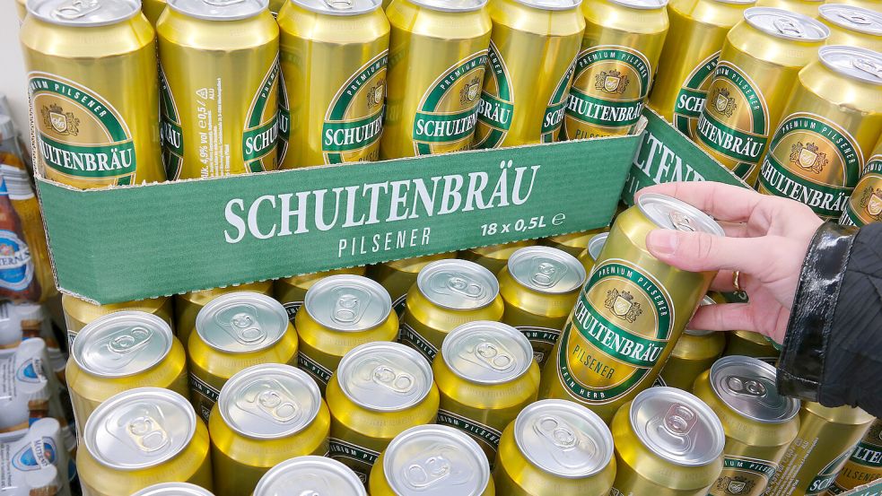 Bier in Dosen oder Plastikflaschen von unbekannten Marken: Dahinter verbirgt sich oft eine bekannte Brauerei. Foto: IMAGO/Panthermedia