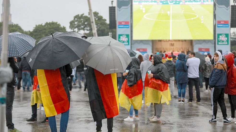 Muss am Freitag zum Deutschland-Spiel der Regenschirm eingepackt werden - oder kann er getrost zu Hause bleiben? Foto: dpa/Paul Weidenbaum
