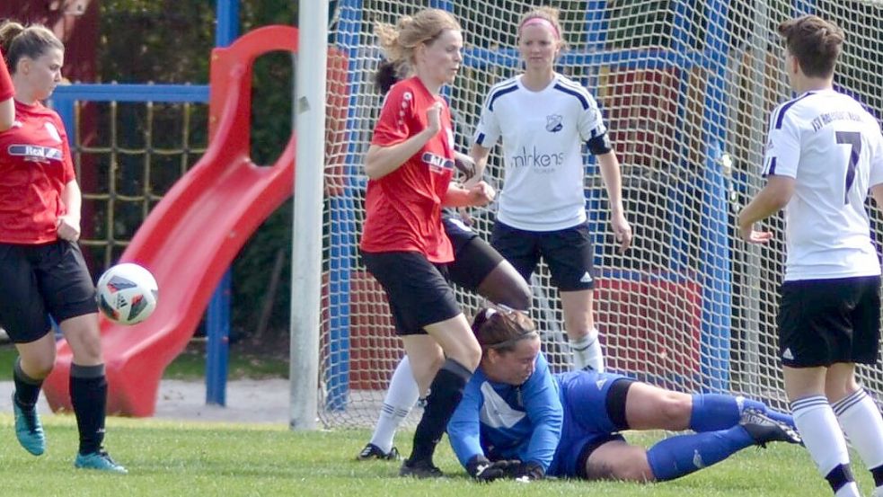 In dieser Szene erwischte es Franziska Simon (rotes Trikot, Mitte). Beim Zusammenprall mit der Torfrau knickte das linke Bein weg und das Kreuzband im Knie riss. Fotos: TiMoNo