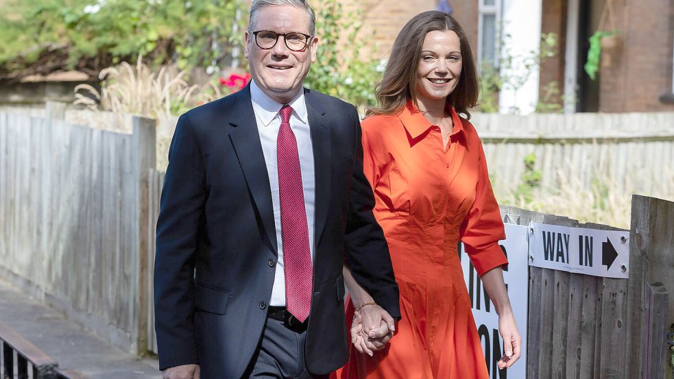 Keir Starmer und seine Frau Victoria Starmer auf dem Weg ins Wahlbüro. Foto: imago images/ZUMA Press Wire