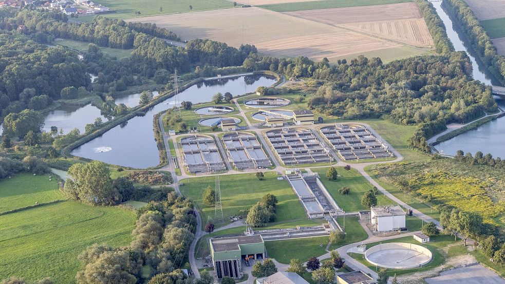 Eine Kläranlage im niedersächsischen Hildesheim. Bis 2045 müssen die Anlagen für eine vierte Reinigungsstufe ausgebaut werden. Foto: Imago Images / Westend 61