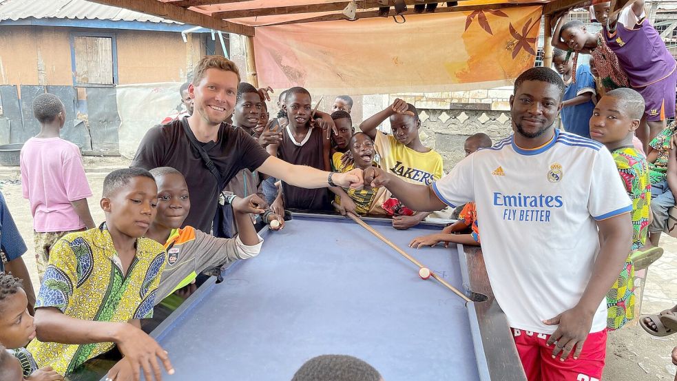 Beim Dreh in einem Stadtteil von Lagos/Nigeria hat Thilko Gläßgen gegen den Sohn vom Gemeindevorsteher Billard gespielt – und klar verloren. Foto: privat