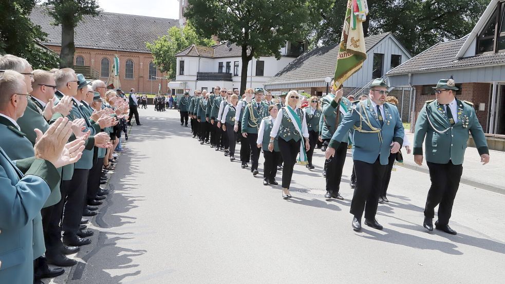 Beim Pfarrheim wurden die auswärtigen Vereine, hier der Schützenverein Harkebrügge, begrüßt. Foto: Passmann