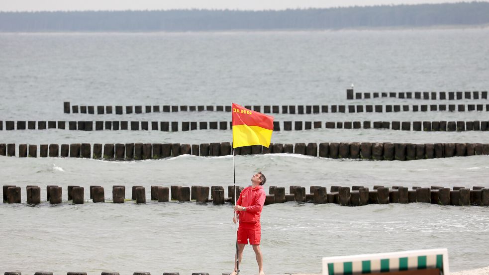 Eine rot-gelbe Flagge am Strand heißt: Baden erlaubt! Foto: dpa/Bernd Wüstneck