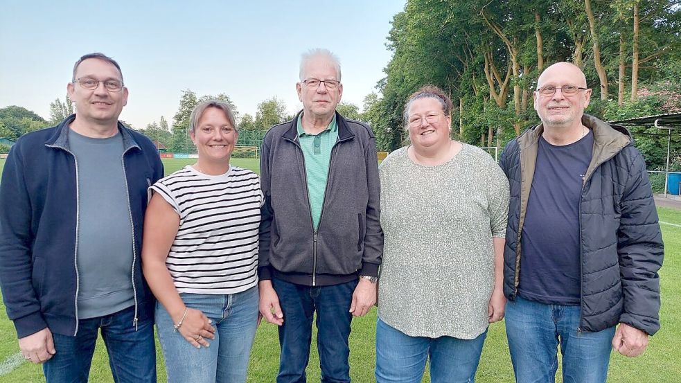 Gruppenfoto nach der Wahl: Das Bild zeigt (von links) den neuen Vorsitzenden Bernd Knipper, Daniela Schmidt (Schriftführerin), Ludwig Venenga (ehemaliger Vorsitzender), Britta Janssen-Drexhage (2. Vorsitzende) und Hans Theo Ennenga (Kassenwart). Auf dem Foto fehlen die beiden Beisitzer Johann Baumann und Ewald Groeneveld. Foto: Privat