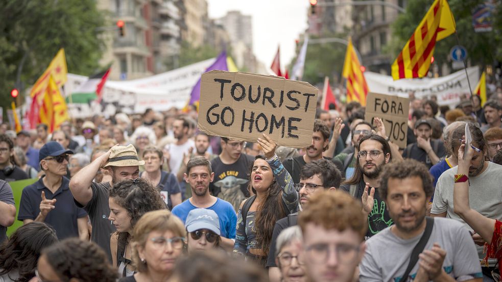 Gegen Massentourismus: Vielerorts in Spanien wehren sich Einheimische gegen die negativen Folgen von zu vielen Urlaubern – jetzt auch in Barcelona. Foto: dpa/Emilio Morenatti