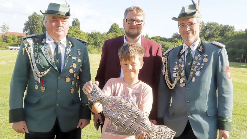 Der erste Jugendkönig in der Geschichte des Schützenvereins „Hubertus“ Scharrel ist Sten Jonte Emken (vorne). Es gratulierten (von links) Sportleiter Gerold Bruns, König Sascha Bruns und Vorsitzender Günther Fugel. Foto: Passmann