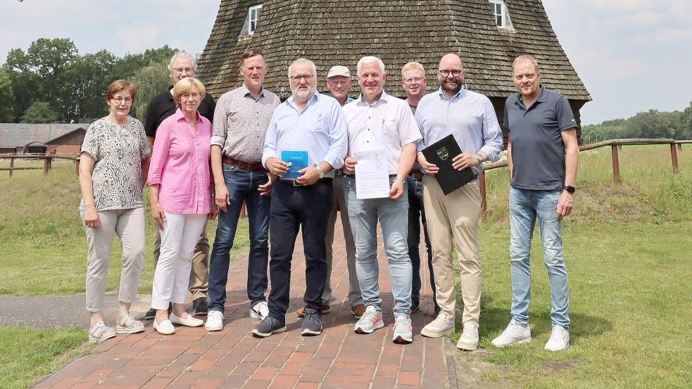 Landrat Johann Wimberg (Zweiter von rechts) übergibt den Förderbescheid an den Heimatvereinsvorsitzenden Paul Mastall (Fünfter von links) und Löningens Bürgermeister Burkhard Sibbel (Vierter von rechts). Foto: Frank Beumker/Landkreis