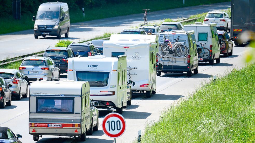 Stau auf den Autobahnen ist in der Ferienzeit keine Seltenheit, doch es gibt Wege Stress zu vermeiden. Foto: dpa/Jonas Walzberg