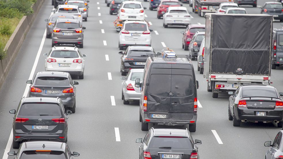 Am Wochenende sollten Sie auf den Autobahnen viel Geduld mitbringen. Foto: dpa/Thomas Banneyer