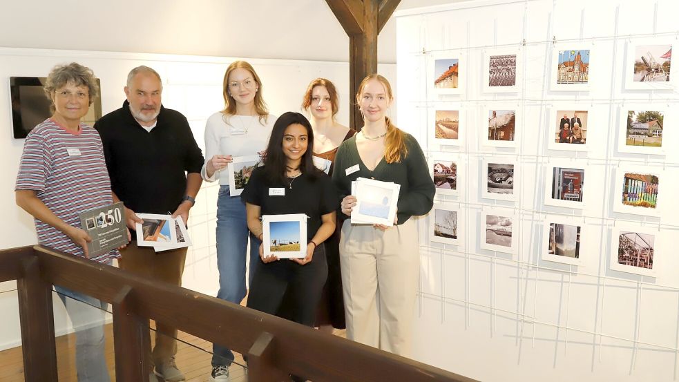 Sie bereiten die Ausstellung „250 im Quadrat“ im Moor- und Fehnmuseum Elisabethfehn vor (von links): Antje Hoffmann, Peter Bösken, Jantje Wübbenhorst, Jimena Luna Zàrate, Jeanne Rosenzweig, Jule Lüthans. Bild: C. Passmann