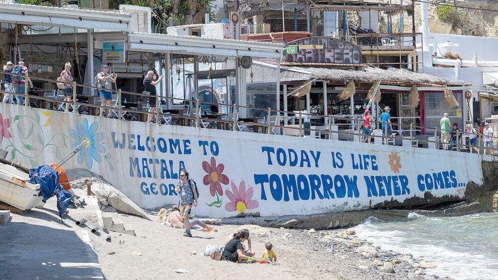 Ein symbolträchtiger Spruch auf einer Mauer in Matala aus der Hippi-Zeit: „Today is Life, tomorrow never comes.“ Foto: IMAGO/Ulrich Gamel