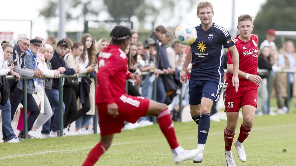 Vor einem Jahr bestritt Kickers Emden (Mitte Janek Siderkiewicz) ein Testspiel in Pewsum gegen die Gastgeber und gewann mit 8:0. Foto: Doden