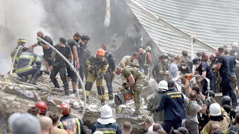 Rettungskräfte nach dem Vorfall auf der Suche nach möglichen Verschütteten. (Archivbild) Foto: Ukrinform/dpa