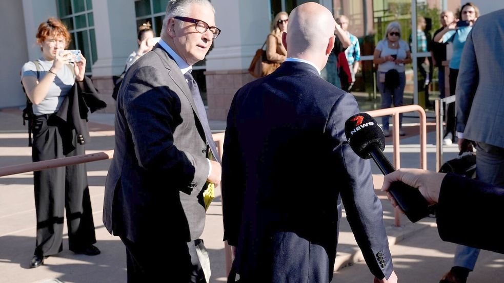 Alec Baldwin auf dem Weg ins Gerichtsgebäude Foto: Ross D. Franklin/AP/dpa