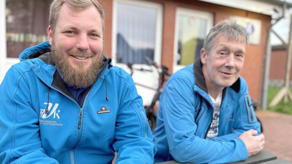 Christian Land (links) und Harald Meyer vor dem Jugendzentrum und der Mehrzweckhalle, die der Bürgerverein mit Leben füllt. Foto: Janßen