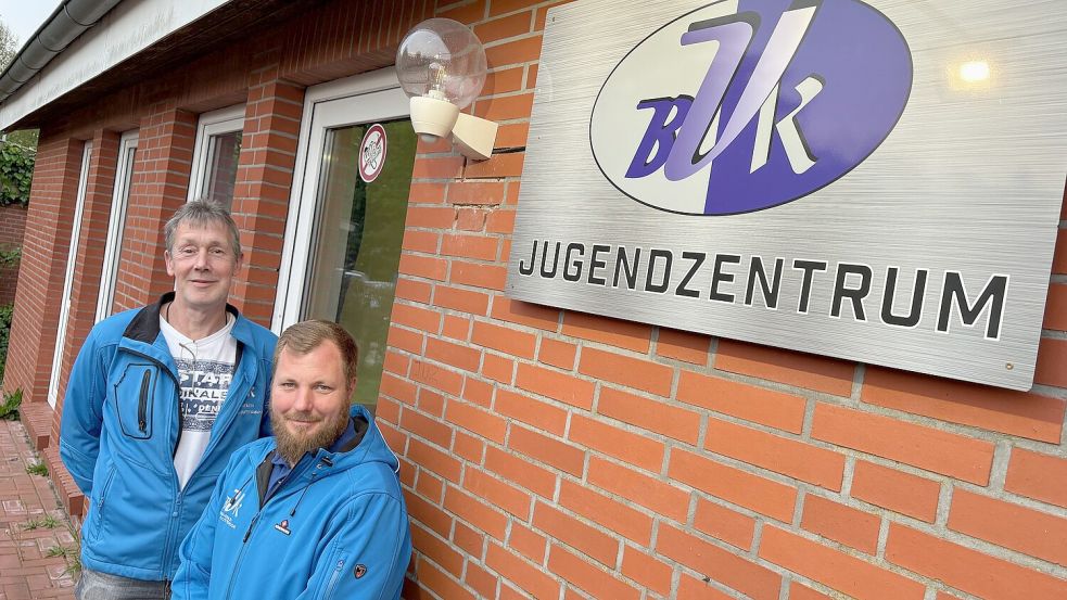 Das Schild am Eingang des Jugendzentrums wurde kürzlich erneuert und beleuchtet. Foto: Janßen