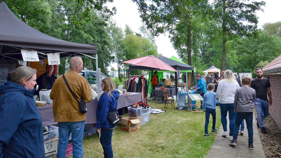 Beim Tag der offenen Tür in Jübberde gab es auch einen Flohmarkt. Das Geld, das eingenommen wird, kommt den Tieren zugute. Fotos: Hinderks