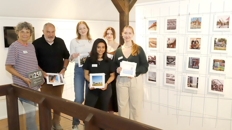 Bereiten die Ausstellung „250 im Quadrat“ im Moor- und Fehnmuseum Elisabethfehn vor (v.li.) Antje Hoffmann, Peter _Bösken, Jantje Wübbenhorst, Jimena Luna Zàrate, Jeanne Rosenzweig, Jule Lüthans. Foto: Passmann