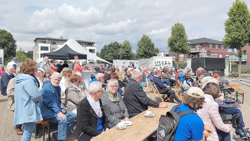 Zur Premiere kamen zahlreiche Zuschauer auf den Marktplatz. Foto: Scherzer