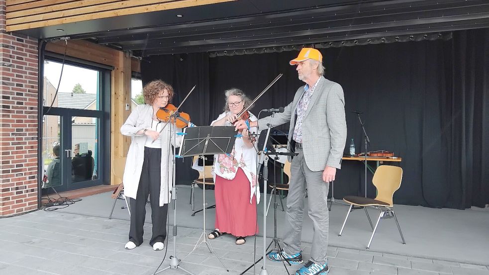 Die Geigerin und Bratschistin Galina Roreck präsentierte im Duett mit Stephanie Engels Stücke aus Barock, Klassik und Romantik. Dr. Norbert Knitsch vom KAM-Team hielt die Notenblätter fest. Foto: Scherzer