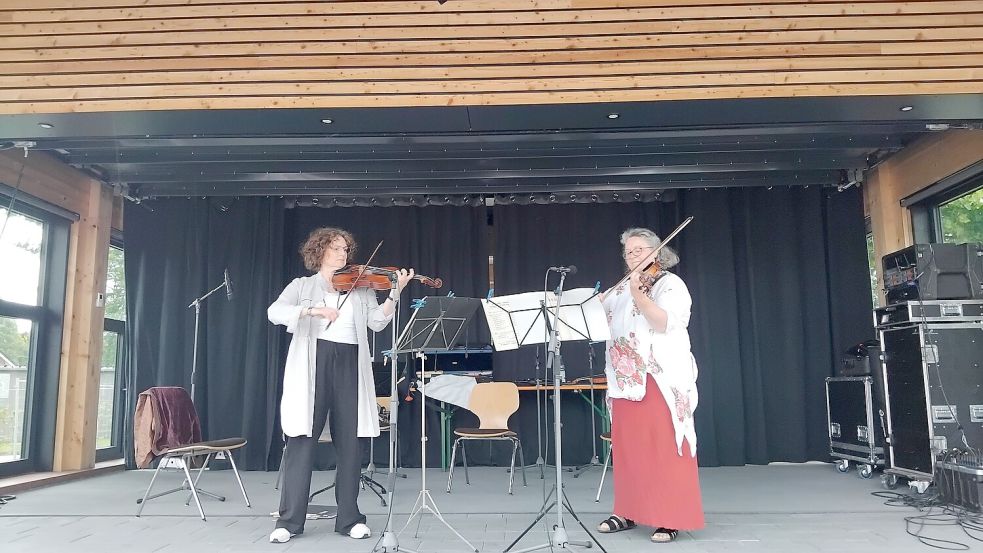 Die Geigerin und Bratschistin Galina Roreck präsentierte im Duett mit Stephanie Engels Stücke aus Barock, Klassik und Romantik. Foto: Scherzer