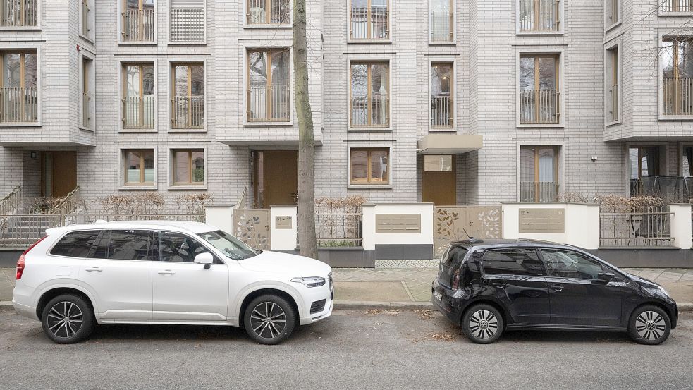 Ein großes Auto parkt neben einem Kleinwagen. Foto: Gollnow/dpa