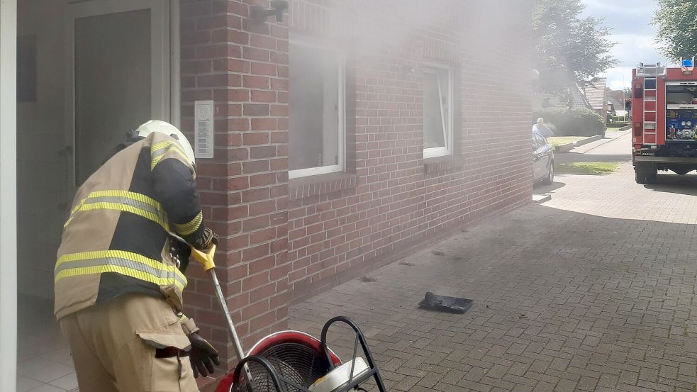 Unter Atemschutz drangen Einsatzkräfte der Freiwilligen Feuerwehr in das Mehrparteienhaus am I. Hüllenweg in Barßel ein. Foto: Feuerwehr