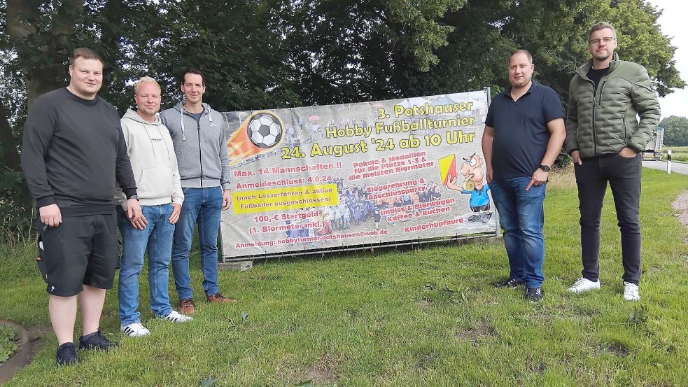 Kevin Oltmanns (von links), Jens Neumann, Tammo Hinken, Holger Focken und Heiko Nitz bolzen als Team „Dynamo Tresen“ mit. Auf dem Foto fehlen Thomas Janssen sowie sechs weitere Team-Spieler. Foto: Scherzer