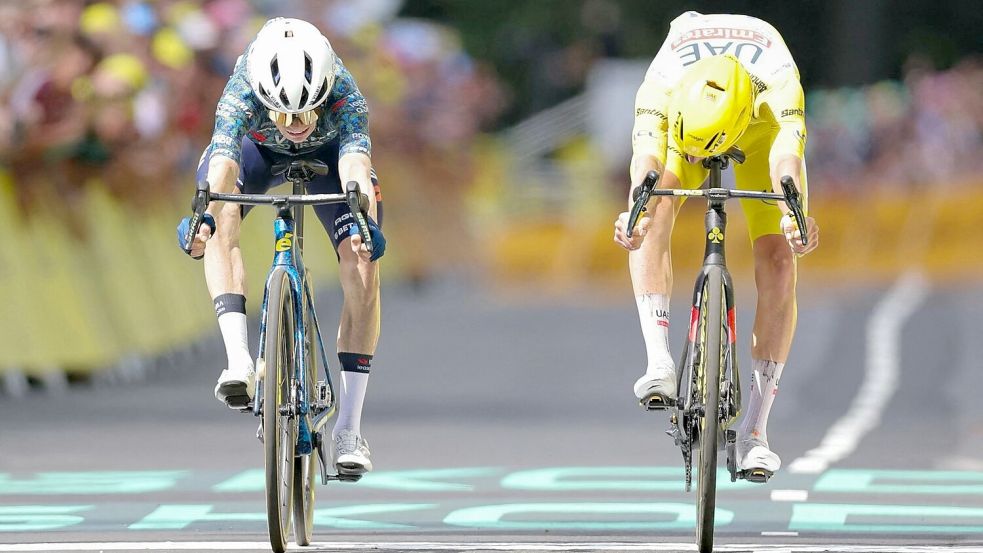 Jonas Vingegaard (l) und Tadej Pogacar lieferten sich auf der elften Etappe ein packendes Duell. Foto: Thomas Samson/AFP/dpa