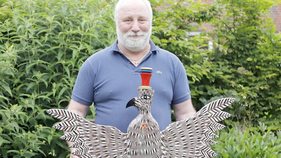 Erstmals wurde beim Schützenverein Scharrel ein Kinder- bzw. Jugendthron ausgeschossen. Den Adler dafür hat Hermann Pörschke gebaut. Der elfjährige Gymnasiast Sten Jonte Emken holte ihn schließlich von der Stange. Foto: Passmann