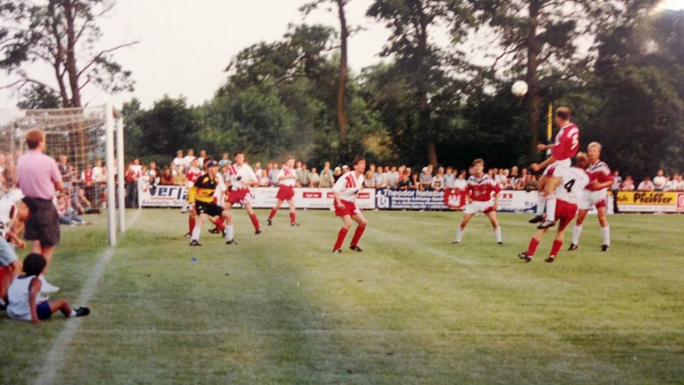 Keine Chance hatten TuRas Fußballer 1994 gegen den Fußball-Bundesligisten HSV. Šie verloren vor 2000 Zuschauern mit 0:19. Foto: Privat