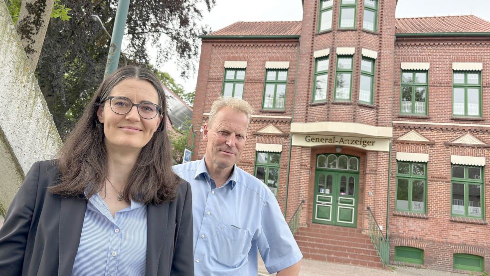 Dr. Mareike Engelberg und Bürgermeister Geert Müller sprachen über die Zukunft des GA-Verlagsgebäudes mit der ehemaligen Druckerei und großzügigen Büroräumen und Hallen. Foto: Janßen