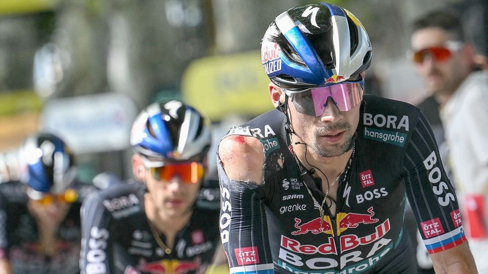 Red Bull-BORA-hansgrohe-Kapitän Primoz Roglic stürzte kurz vor dem Ziel schwer. Foto: Marco Bertorello/AFP/dpa