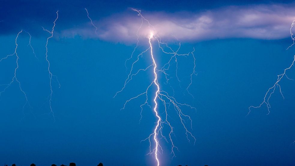 DWD warnt vor erneuten Gewittern, Starkregen und Hagel (Symbolbild). Foto: Patrick Pleul/dpa