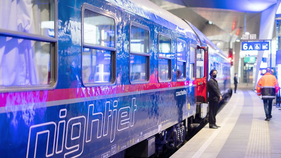 Ein Nachtzug wartet am Gleis auf die Abfahrt: Die Nightjets der ÖBB haben mit der Pünktlichkeit zu kämpfen. Foto: dpa/APA