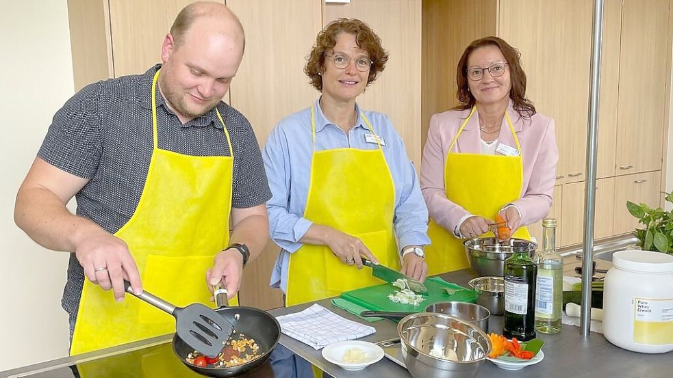 In einer Schulungsküche bietet das Friesoyther Adipositas-Zentrum jetzt auch Kochkurse für die Patienten an. Olaf Tapken (von links), Ulrike Speker und Susanne Runden testen das Rezept für den Linsensalat. Foto: Stix