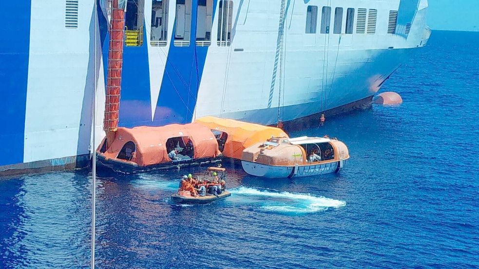 Schock im Sommerurlaub: Wegen eines Feuers auf einer Fähre nach Mallorca mussten 350 Passagiere in Rettungsboote und -inseln evakuiert werden. Foto: dpa/Salvamento Maritimo España