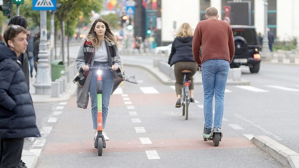 E-Scooter Fahrerin im Straßenverkehr. Symbolfoto: Pixabay