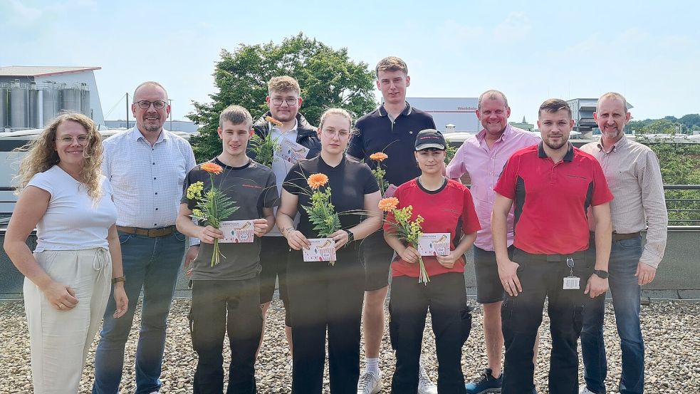 Kleine Feier nach erfolgreich abgeschlossener Ausbildung bei Waskönig + Walter (von links): Rabea Abeling (Ausbildungsleitung), Reinhold Bley (Personalleitung), Mirko Spieker (Fachlagerist), Leon Stein (Maschinen- und Anlagenführer), Michelle Marks (Fachkraft für Lagerlogistik), Marvin Behnen (Industriemechaniker), Kariné Geringer (Maschinen- und Anlagenführerin), Stefan Sassen (Ausbilder Industriemechaniker), Jürgen Keil (Ausbilder Maschinen- und Anlagenführer) und Marcus Gunz (Meister Logistik). Foto: Waskönig + Walter